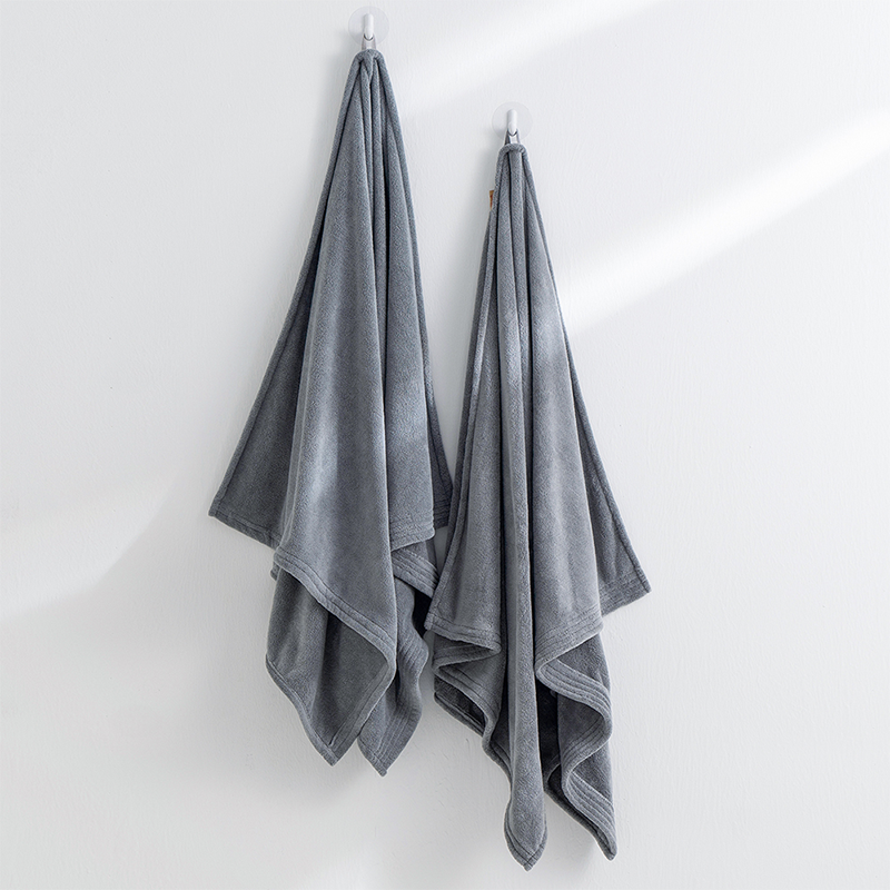 منشفة مقاس 70×140 سم بلون رمادي داكن