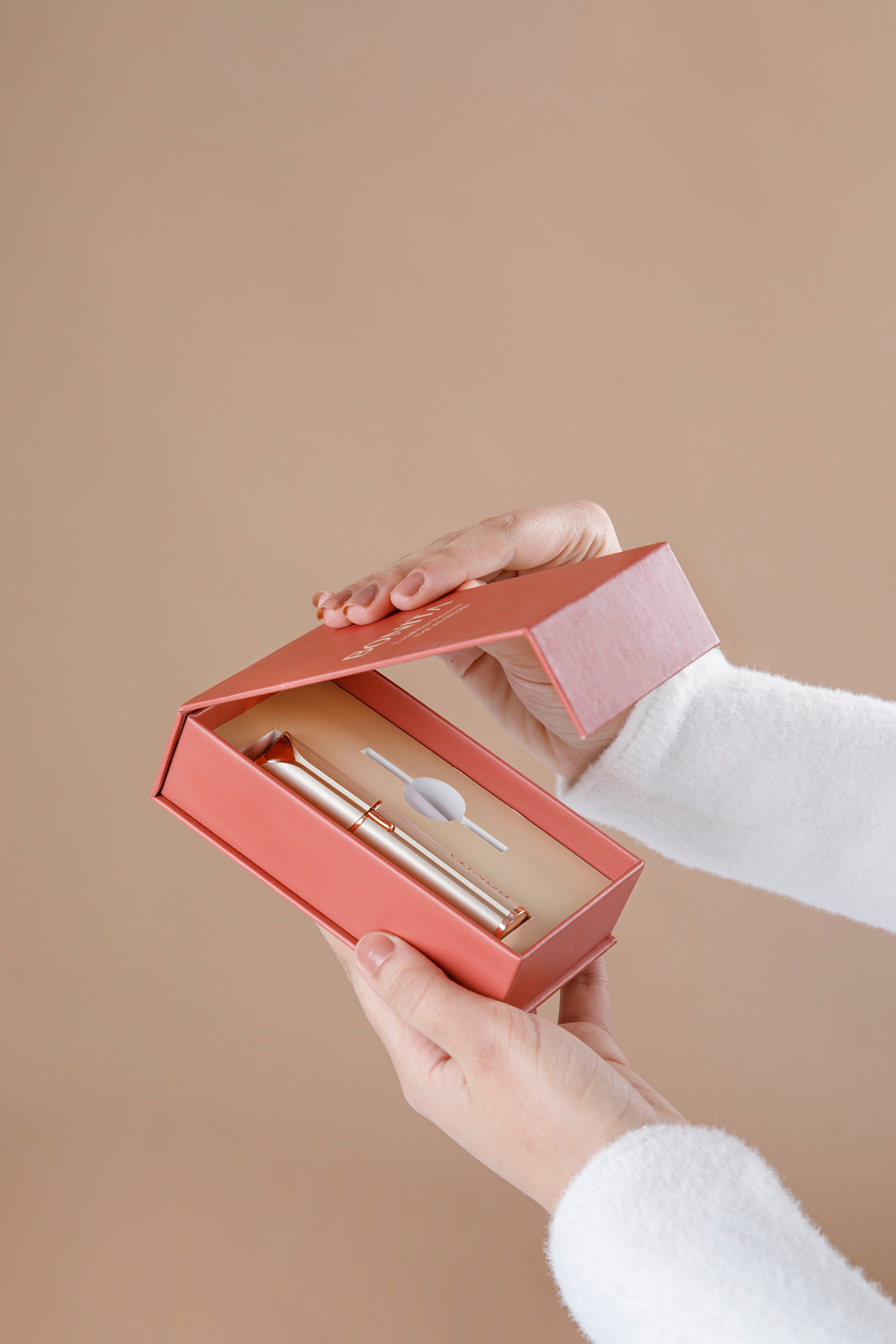 Bonita facial hair removal device